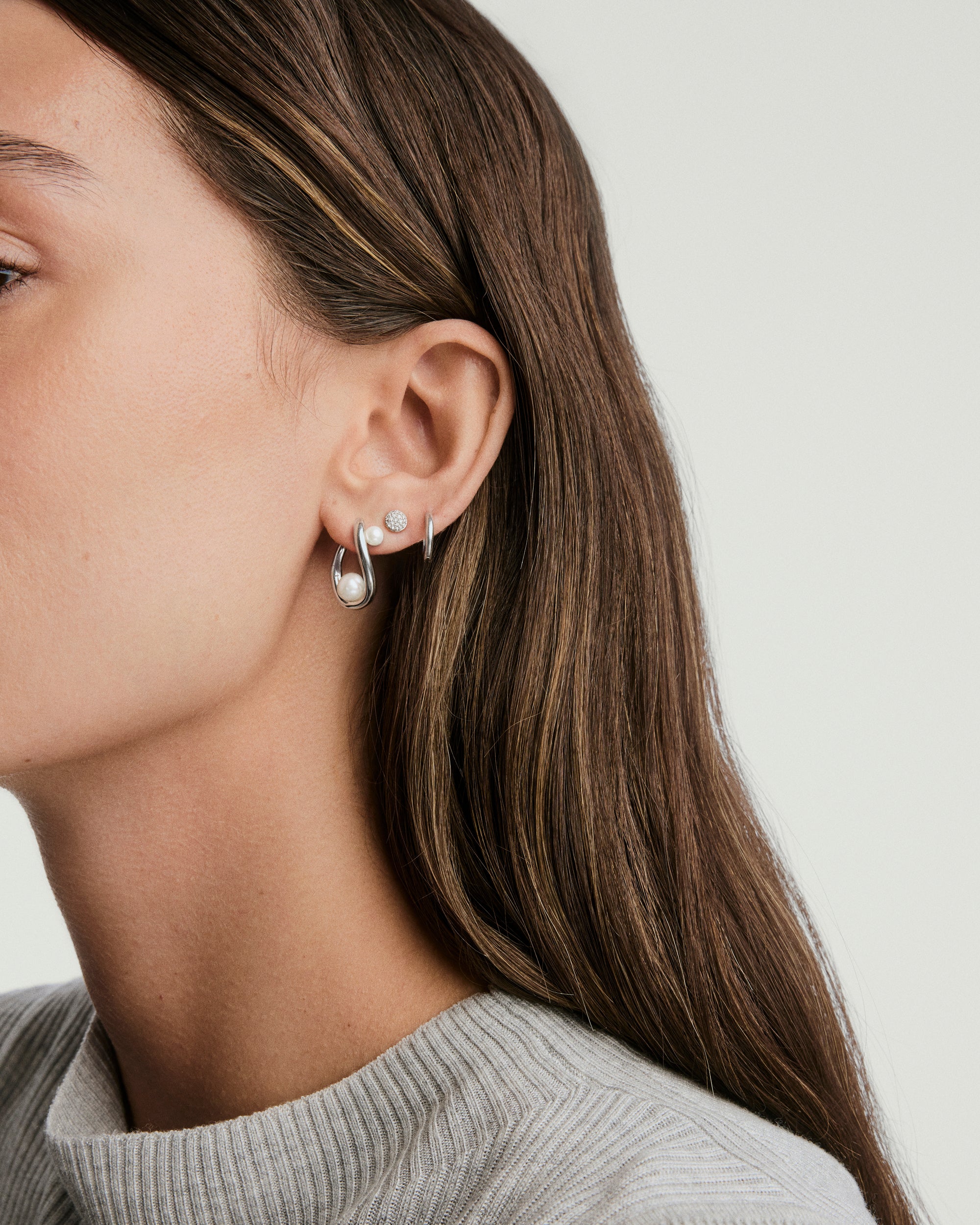 Dôme Figure Pearl Hoops - Image 6
